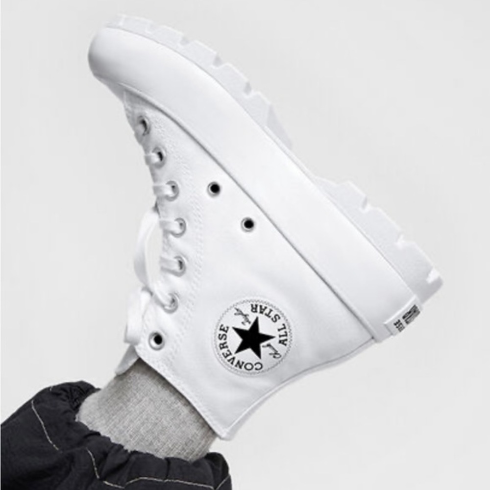 ❇️NWT❇️ WOMEN'S CONVERSE LUG HIGH TOPS - Picture 3 of 16